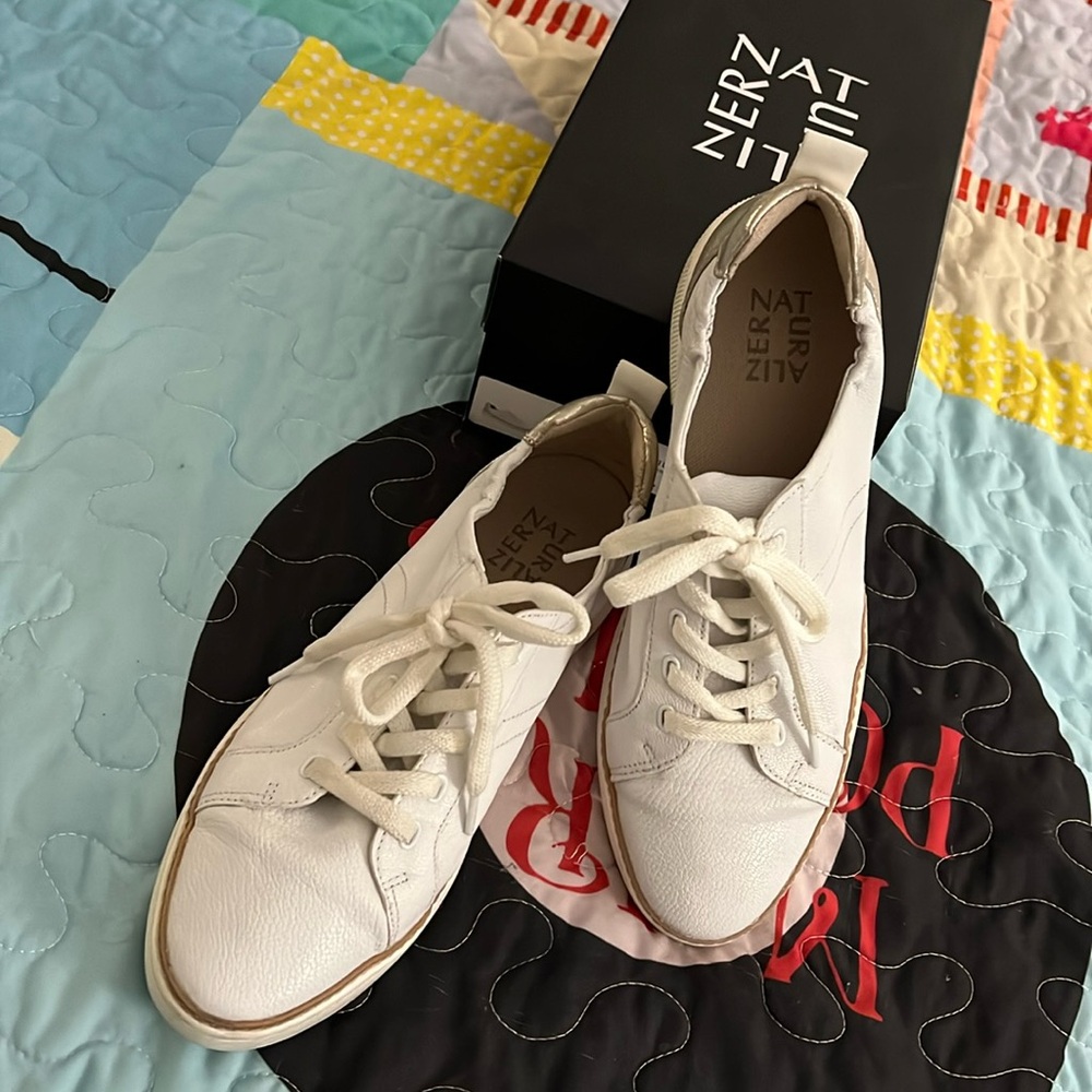 EUC Naturalizer sneakers size 8 1/2. LEATHER White with gold accents.